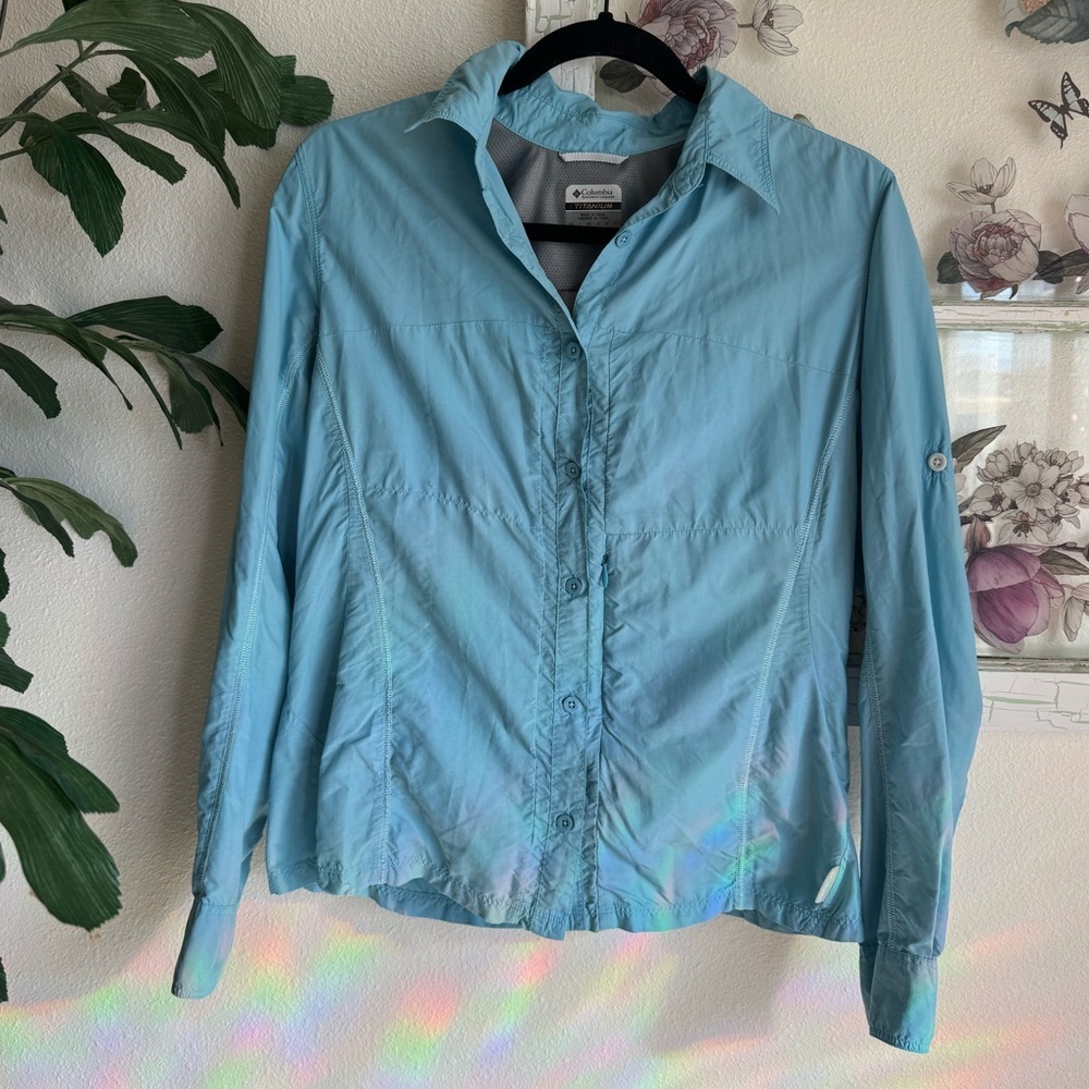 Columbia Titanium Women’s Blue Button Up Performance Shirt Medium Outdoor Hiking - Picture 1 of 10